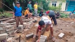 Gotong Royong bangun rumah warga, Rubiansyah,S.Kom anggota DPRD Bangka Barat, Ajak Warga untuk terus menjaga Silaturahmi dan tolong-menolong antar warga Dsn.Petar