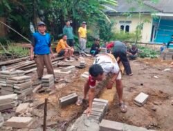 Gotong Royong bangun rumah warga, Rubiansyah,S.Kom anggota DPRD Bangka Barat, Ajak Warga untuk terus menjaga Silaturahmi dan tolong-menolong antar warga Dsn.Petar