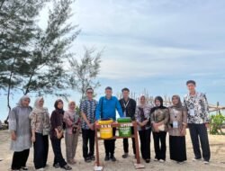 Respon Cepat KKN Unmuh Babel: Plang Edukasi Sampah Terurai dan Tong Sampah Dua Warna Jadi ‘Tameng’ Penjaga Pantai Keramat Permis.