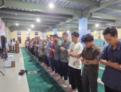 Puluhan Jemaah Masjid Muhajirin Pangkalpinang Khusyuk Laksanakan Sholat Gerhana Bulan