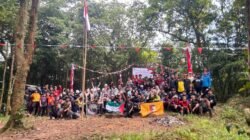 76 Pendaki Bersama KKN Unmuh Babel Gelar Upacara Kemerdekaan dan Pasang Tugu Baru di Gunung Pading