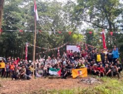 76 Pendaki Bersama KKN Unmuh Babel Gelar Upacara Kemerdekaan dan Pasang Tugu Baru di Gunung Pading