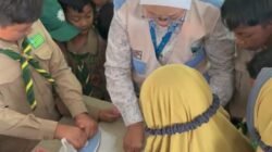 Ubah Tutup Botol Bekas Menjadi Gantungan Kunci Kreatif, KKN MAS PLP Kelompok 3 Ajak Siswa Peduli Lingkungan