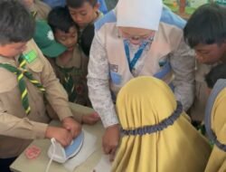 Ubah Tutup Botol Bekas Menjadi Gantungan Kunci Kreatif, KKN MAS PLP Kelompok 3 Ajak Siswa Peduli Lingkungan