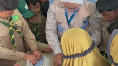 Ubah Tutup Botol Bekas Menjadi Gantungan Kunci Kreatif, KKN MAS PLP Kelompok 3 Ajak Siswa Peduli Lingkungan