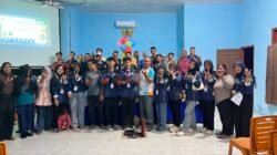 Mahasiswa KKN UNMUH Babel Olah Limbah Plastik dan Oli Bekas Menjadi Paving Block di Dusun Tambelan