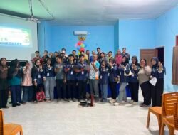 Mahasiswa KKN UNMUH Babel Olah Limbah Plastik dan Oli Bekas Menjadi Paving Block di Dusun Tambelan