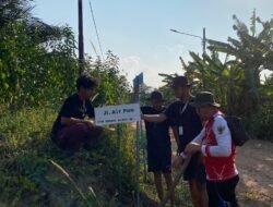 Mahasiswa KKN UNMUH BABEL Pasang 12 Plang Nama Jalan di Desa Gunung Muda